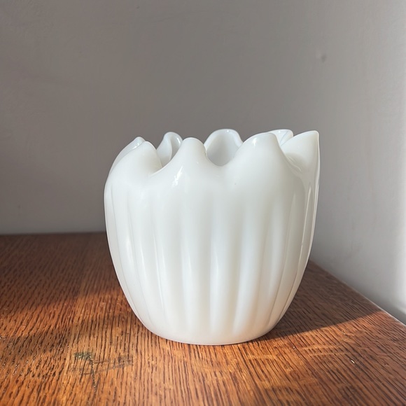 beautiful milk glass bowl / vase - Picture 5 of 6